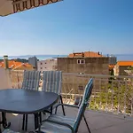 Ivana - Sea View Apartment With Garage
